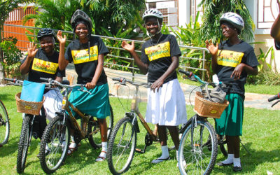 Joven emprendedora africana fabrica bicicletas de Bambú para que las niñas y los niños de bajos recursos no dejen la escuela